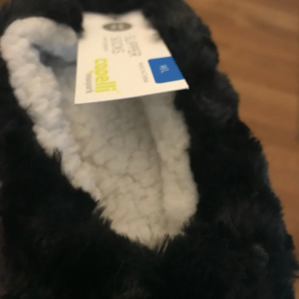 New 2 Pairs CAPELLI Faux Fur Pull-on Slipper Socks with Grippers size M/L NWT